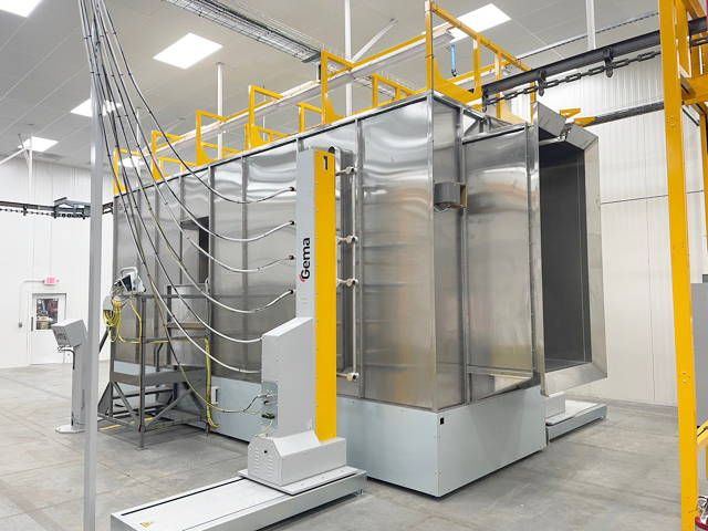 Industriële poedercoatinstallatie met hangbaan voor het coaten van metalen onderdelen bij Ten Bolscher Poedercoating.