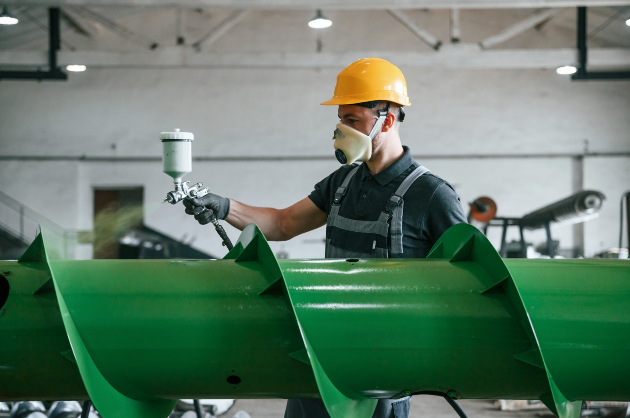 Industrieel poedercoaten van grote metalen onderdelen door een medewerker van Ten Bolscher Poedercoating.