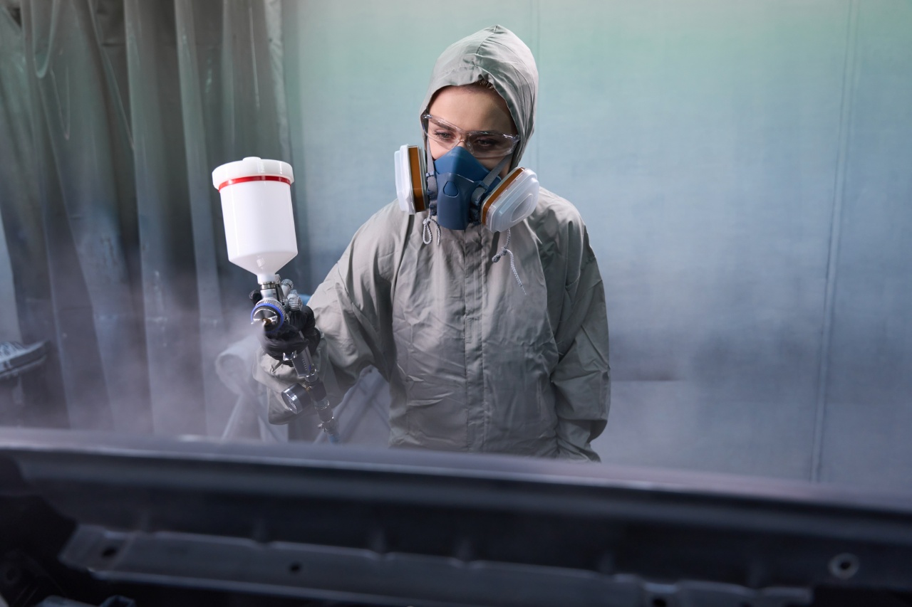 Medewerker van Ten Bolscher Poedercoating brengt in beschermende kleding een hoogwaardige poedercoating aan op metalen onderdelen.