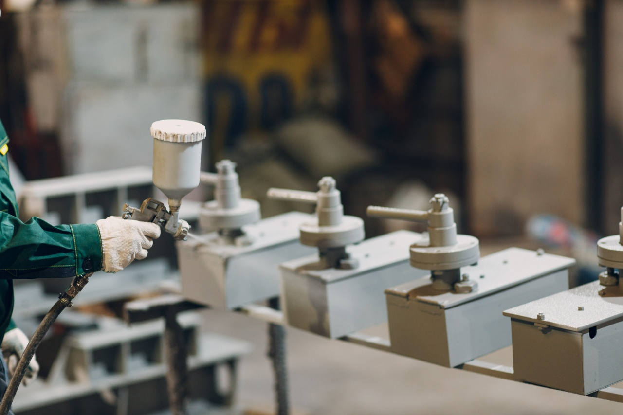 Professioneel poedercoaten van metalen onderdelen bij Ten Bolscher Poedercoating in de werkplaats.