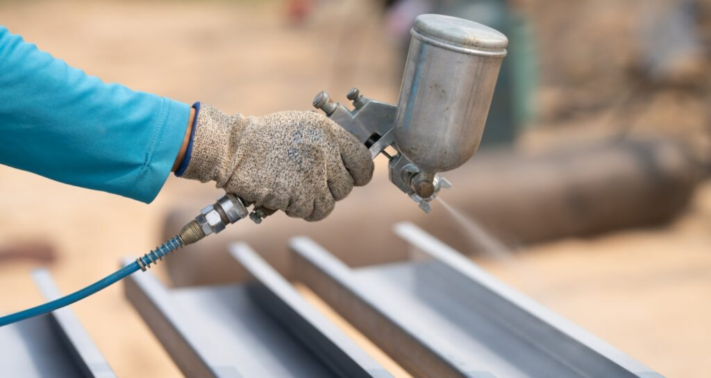 Handmatig aanbrengen van poedercoating op metalen profielen door Ten Bolscher Poedercoating.